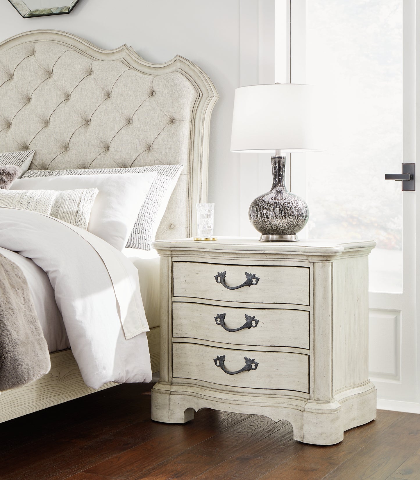 Arlendyne Queen Upholstered Bed with Mirrored Dresser, Chest and Nightstand